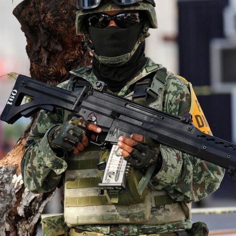 Ein Soldat steht in der Nähe einer angegriffenen Polizeistation in Mexiko Wache. Dutzende Politikschaffende wurden im Vorfeld der am 2. Juni stattfindenden Wahlen getötet.