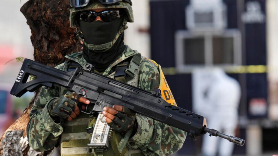 Ein Soldat steht in der Nähe einer angegriffenen Polizeistation in Mexiko Wache. Dutzende Politikschaffende wurden im Vorfeld der am 2. Juni stattfindenden Wahlen getötet.