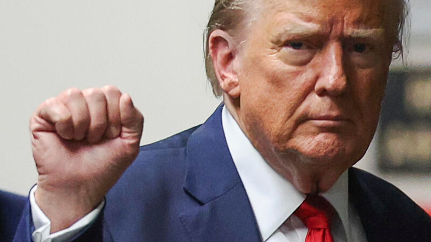 Schweigegeldprozess: Donald Trump auf dem Weg zurück in den Gerichtssaal. Der frühere Präsident streitet alle Vorwürfe gegen sich im sogenannten Schweigegeldprozess ab Donald Trump auf dem Weg zurück in den Gerichtssaal. Der frühere Präsident streitet alle Vorwürfe gegen sich im sogenannten Schweigegeldprozess ab