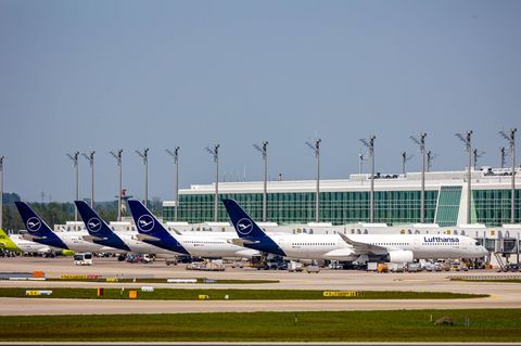 Stillstand in München: Weil Klimaaktivisten auf das Flughafengelände eindrangen, blieben die Flieger am Samstagmorgen am Boden.