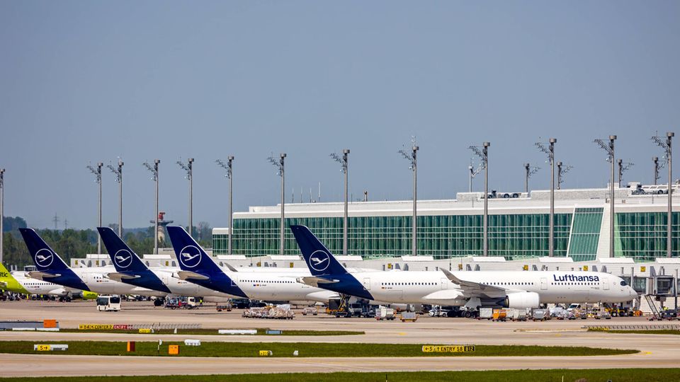 Stillstand in München: Weil Klimaaktivisten auf das Flughafengelände eindrangen, blieben die Flieger am Samstagmorgen am Boden.