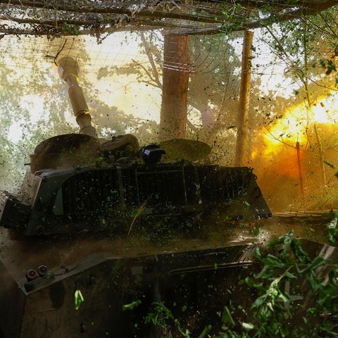 Ukrainische Soldaten mit einer Panzerhaubitze 2S1 Gvozdika