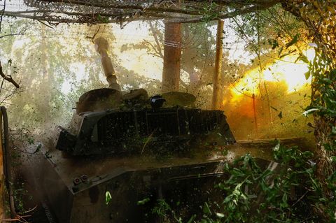 Ukrainische Soldaten mit einer Panzerhaubitze 2S1 Gvozdika