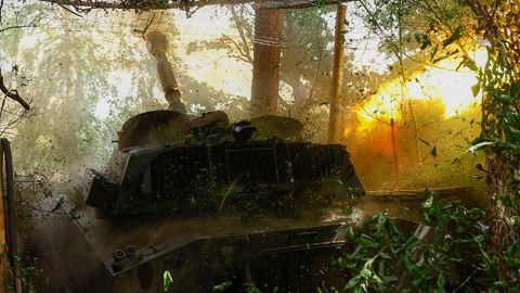 Ukrainische Soldaten mit einer Panzerhaubitze 2S1 Gvozdika