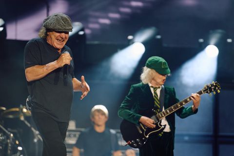 AC/DC-Sänger Brian Johnson (links) und Leadgitarrist Angus Young beim Konzert in Gelsenkirchen