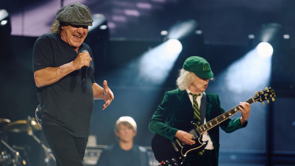 AC/DC-Sänger Brian Johnson (links) und Leadgitarrist Angus Young beim Konzert in Gelsenkirchen