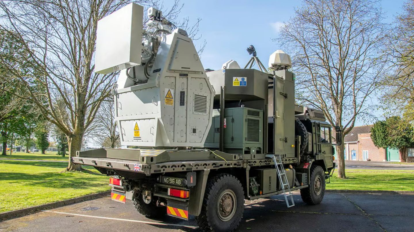 Die Impulswaffe RFDEW montiert auf einem Lkw