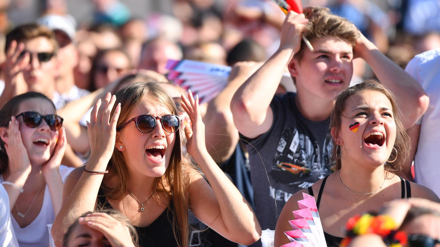 EM: 2018 freuten sich diese Fans lautstark beim Public Viewing in Sandhausen, Baden-Württemberg