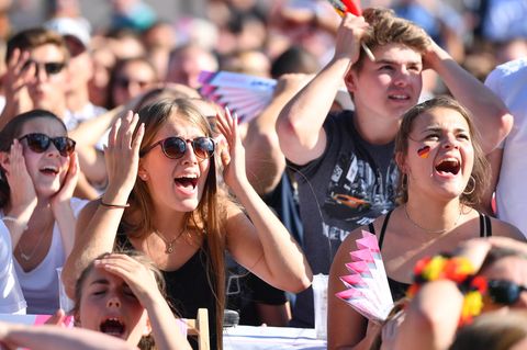 EM: 2018 freuten sich diese Fans lautstark beim Public Viewing in Sandhausen, Baden-Württemberg