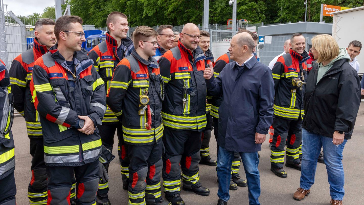Olaf Scholz, der mit der saarländischen Ministerpräsidentin Anke Rehlinger die Saarbrücker Einsatzkräfte besucht Olaf Scholz, der mit der saarländischen Ministerpräsidentin Anke Rehlinger die Saarbrücker Einsatzkräfte besucht