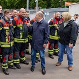 Olaf Scholz, der mit der saarländischen Ministerpräsidentin Anke Rehlinger die Saarbrücker Einsatzkräfte besucht