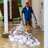 Viele Menschen, wie der Betreiber eines Weingutes (Foto), schleppten Sandsäcke.