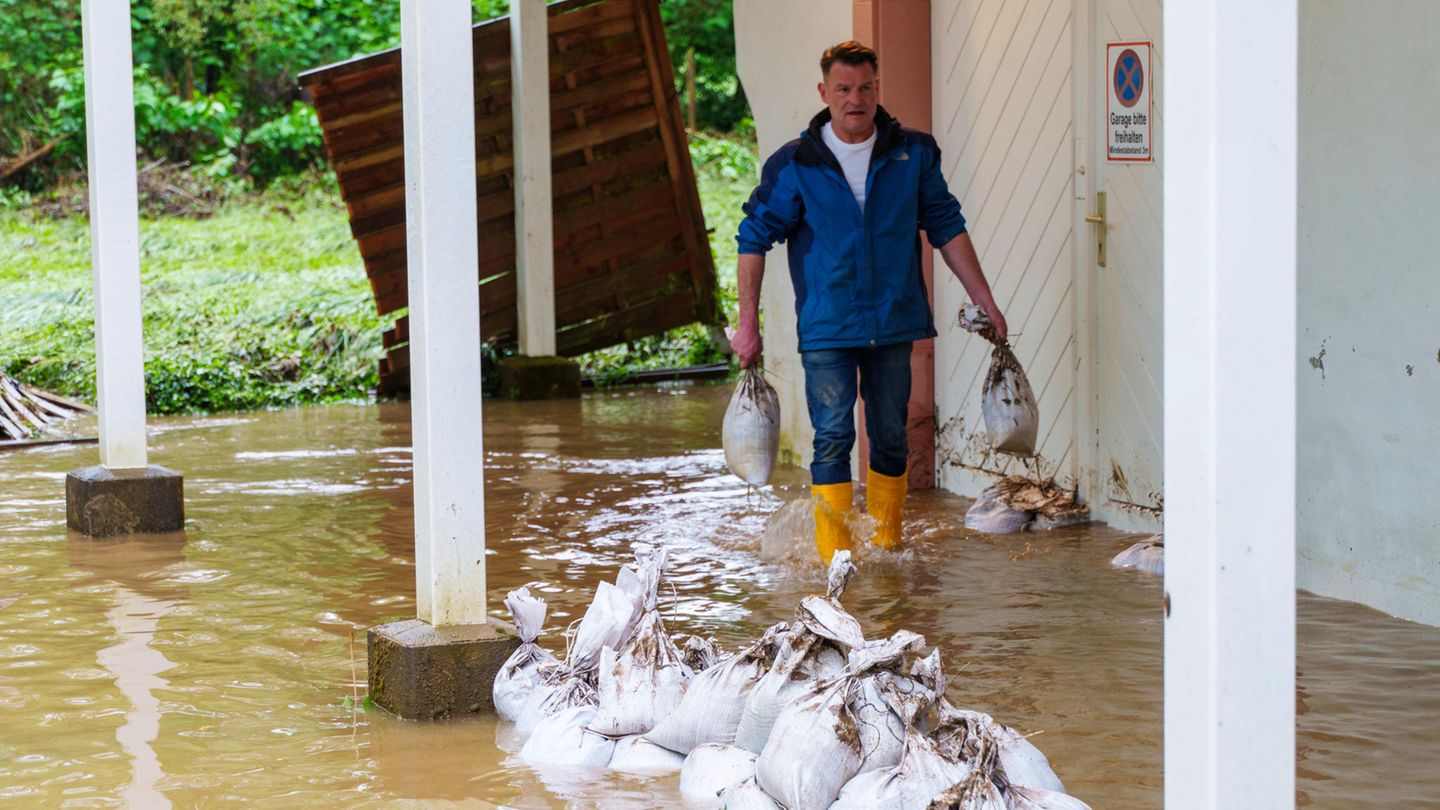 Viele Menschen, wie der Betreiber eines Weingutes (Foto), schleppten Sandsäcke.