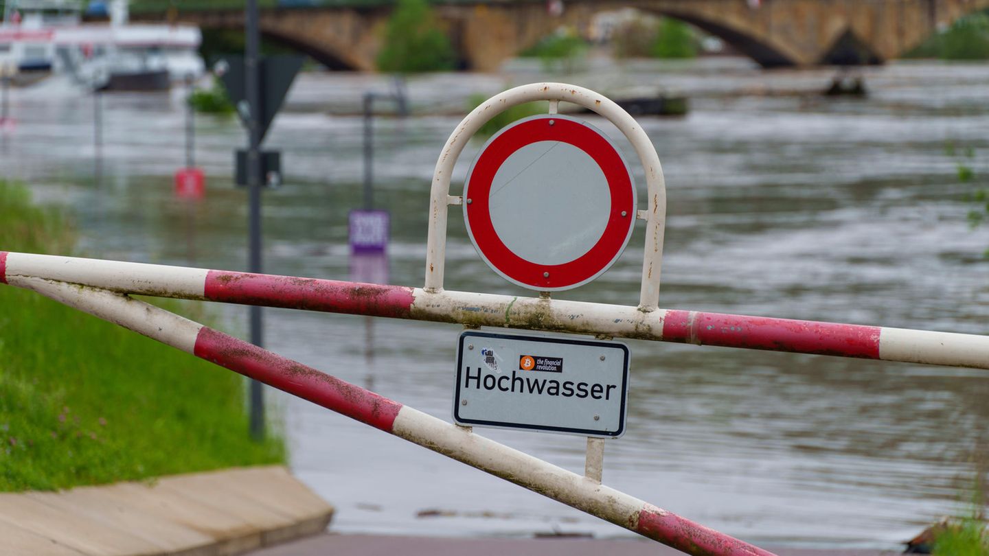 Ein Warnschild ist am Zurlaubener Ufer aufgestellt. Für Trier hatte der Deutsche Wetterdienst die höchste Warnstufe vergeben