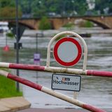 Ein Warnschild ist am Zurlaubener Ufer aufgestellt. Für Trier hatte der Deutsche Wetterdienst die höchste Warnstufe vergeben