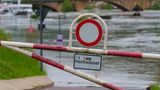 Ein Warnschild ist am Zurlaubener Ufer aufgestellt. Für Trier hatte der Deutsche Wetterdienst die höchste Warnstufe vergeben