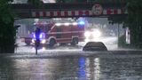 In Nürnberg blieben Fahrzeuge unter Unterführungen stecken und schwammen in den Wassermassen