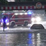 In Nürnberg blieben Fahrzeuge unter Unterführungen stecken und schwammen in den Wassermassen