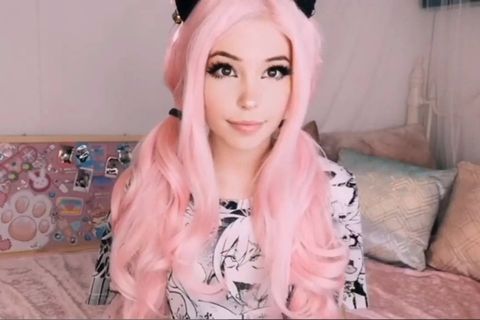 Belle Delphine inszeniert Anime-Erotik