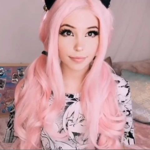 Belle Delphine inszeniert Anime-Erotik