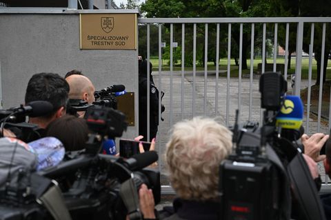 Medienvertreter stehen vor dem für politisch motivierte Verbrechen zuständige Spezialgericht der Slowakei