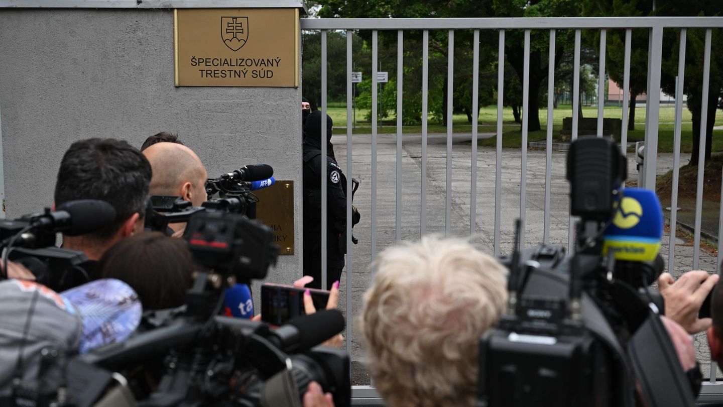 Medienvertreter stehen vor dem für politisch motivierte Verbrechen zuständige Spezialgericht der Slowakei