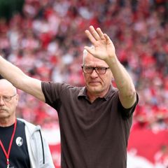 Auch Christian Streich sagt nach sagenhaften 13 Jahren als Trainer beim SC Freiburg Adieu. Mit Tränen in den Augen verabschiedete sich der dienstälteste Übungsleiter bei den Fans.