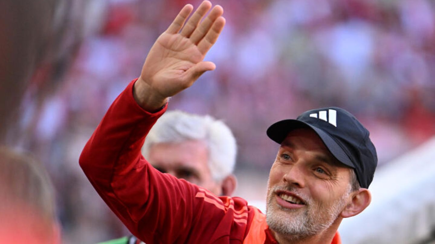 Auch Thomas Tuchel sagt "Servus" Während in Dortmund und Freiburg zwei Legenden verabschiedet wurden, endete für den FC Bayern und Thomas Tuchel eher eine Beziehung der Marke "Missverständnis". Nach etwas mehr als einem Jahr und der ersten titellosen Saison seit 12 Jahren muss der Trainer seinen Posten räumen. Passend dazu verspielten die Bayern auch noch eine 2:0-Führung gegen Hoffenheim, verloren mit 2:4 und verspielten die Vizemeisterschaft.