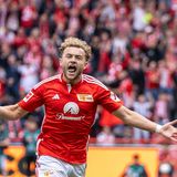 Noch vor einem halben Jahr spielte der 1. FC Union Berlin in der Champions League gegen Real Madrid. Jetzt feierten die Eisernen den haarscharfen Klassenerhalt: Mit einem Nachschuss eines Elfmeters in der Nachspielzeit sicherten sich die Köpenicker den Verbleib im Oberhaus.