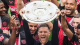 Ehre, wem Ehre gebührt: Für die Saison von Bayer Leverkusen noch Superlative zu finden ist fast unmöglich, was soll man dazu auch noch sagen? 34 Spiele, 90 Punkte, 28 Siege, keine einzige Niederlage. Das Team von Trainer Xabi Alonso hat einen historischen Durchmarsch hinter sich. Und der ist möglicherweise noch gar nicht zu Ende: Sowohl im DFB-Pokal als auch in der Europa League steht die Werkself noch im Finale. Für's Erste bleibt aber zu sagen: Herzlichen Glückwunsch, Bayer Leverkusen!