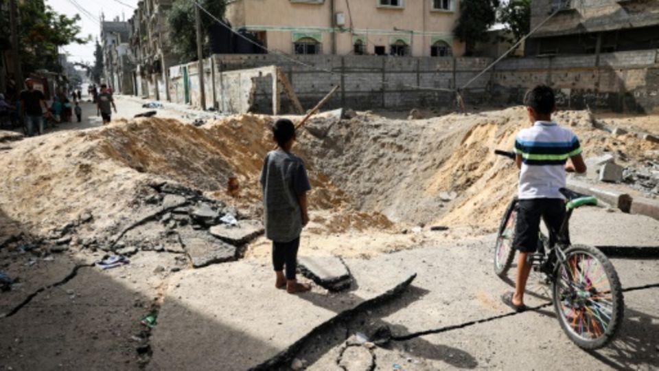 Kinder vor Krater in Rafah nach israelischem Angriff