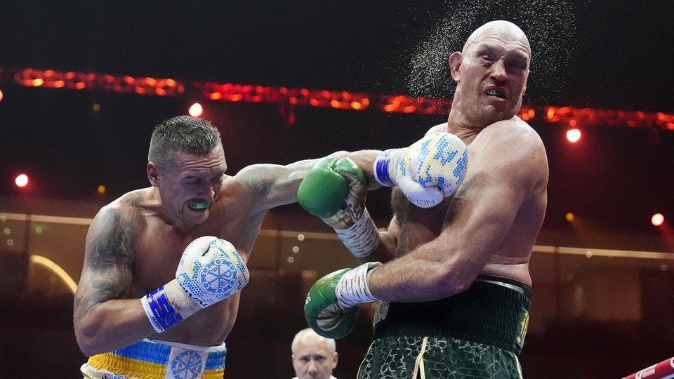 Oleksandr Usyk attackiert den Briten Tyson Fury beim Box-Weltmeisterschaftskampf im Schwergewicht in der Kingdom Arena in Riad, Saudi-Arabien