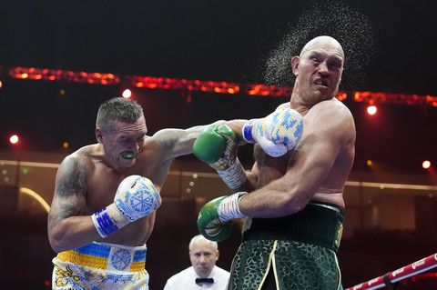 Oleksandr Usyk attackiert den Briten Tyson Fury beim Box-Weltmeisterschaftskampf im Schwergewicht in der Kingdom Arena in Riad, Saudi-Arabien