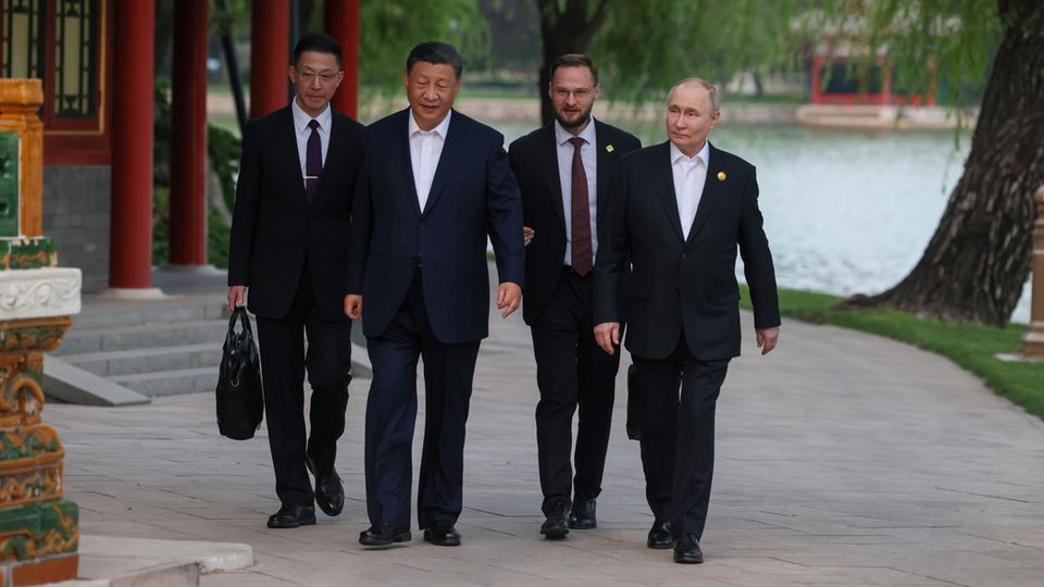 Putin posiert zwar auch mal "oben ohne", für Peking ist "ohne Krawatte" mehr als  locker.