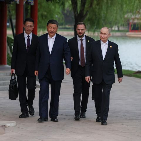 Putin also poses "topless"for Beijing is "tie without tie" More than relaxed. 
