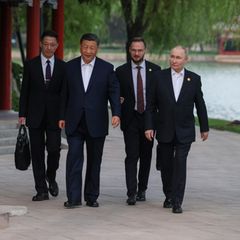 Putin posiert zwar auch mal "oben ohne", für Peking ist "ohne Krawatte" mehr als  locker.