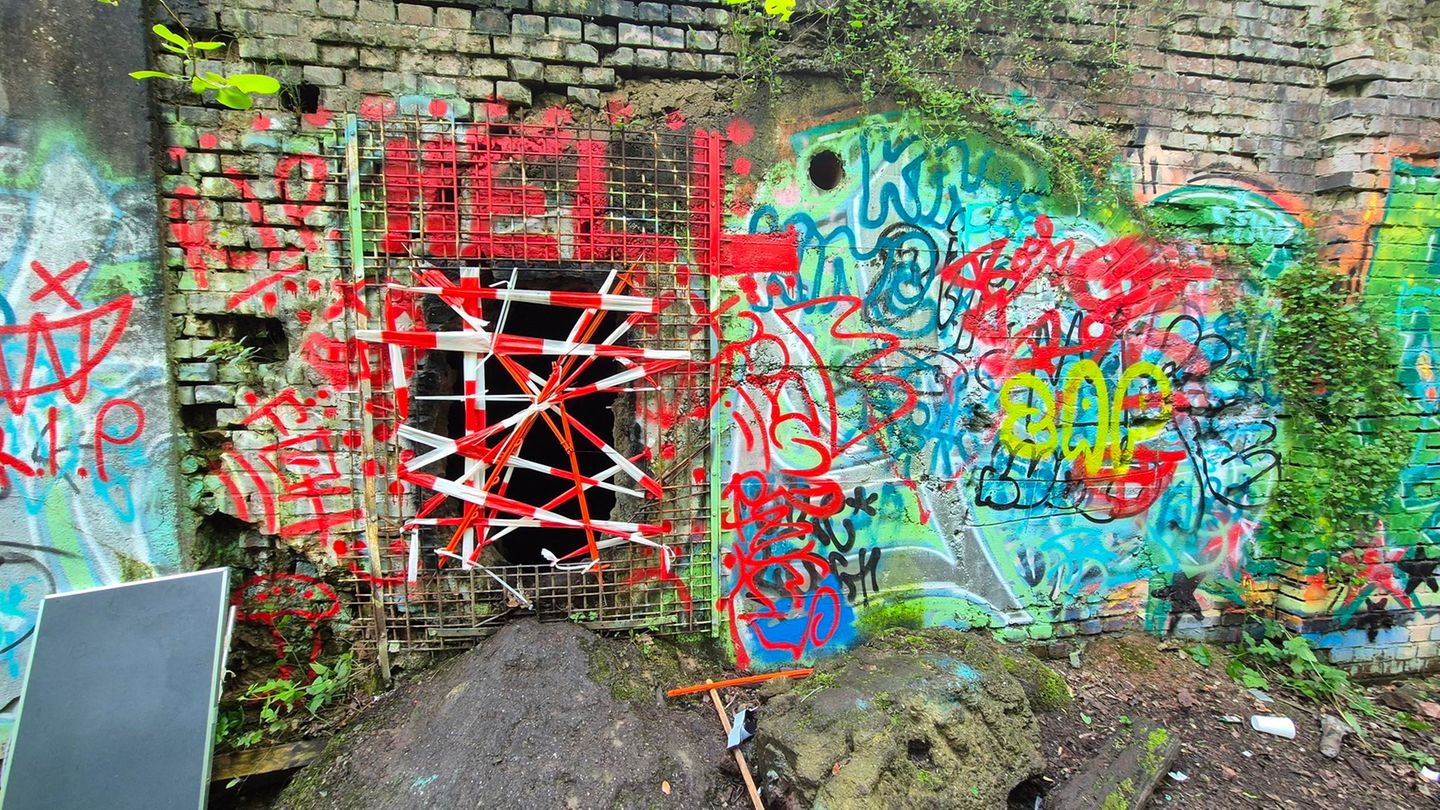 Nun ist der Zugang zur Kölner Location Fort X mit Flatterband versperrt.