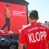 Alles im Zeichen des Abschieds: Ein Fan trägt unweit der Anfield Road ein Danke-Shirt für Jürgen Klopp. Auf der Hauswand auf der Gegenseite ist ebenfalls Klopp zu sehen und die Aufschrift "Das war großartig, Liverpool. Neun 'nicht so normale' Jahre". "Nicht so normal" ist eine Anspielung auf Klopps erste Pressekonferenz im Oktober 2015, als er sich als "the normal one" der Presse vorstellte.