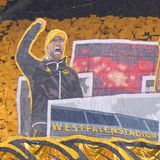 Auch in Dortmund unvergessen: Den 50. Geburtstag des Signal-Iduna-Parks feierten die Anhänger von Borussia Dortmund mit einer großen Choreographie, bei der Klopp nicht fehlen durfte. Als Trainer wurde er zweimal Meister mit der Borussia und wird dort bis heute verehrt. 