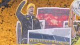 Auch in Dortmund unvergessen: Den 50. Geburtstag des Signal-Iduna-Parks feierten die Anhänger von Borussia Dortmund mit einer großen Choreographie, bei der Klopp nicht fehlen durfte. Als Trainer wurde er zweimal Meister mit der Borussia und wird dort bis heute verehrt. 