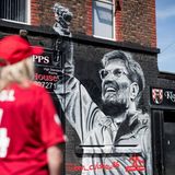 In der ganzen Stadt gibt es Streetart zu Ehren von Spielern und Trainern in der Geschichte des Liverpool FC. Doch niemand ist so präsent wie Jürgen Klopp. Alleine sechs Wandbilder sind dem Trainer gewidmet – so auch dieses an einem lokalen Geschäft, das nach dem Trainer benannt ist. Auch ein Pub in der Stadt trägt Klopps Namen.