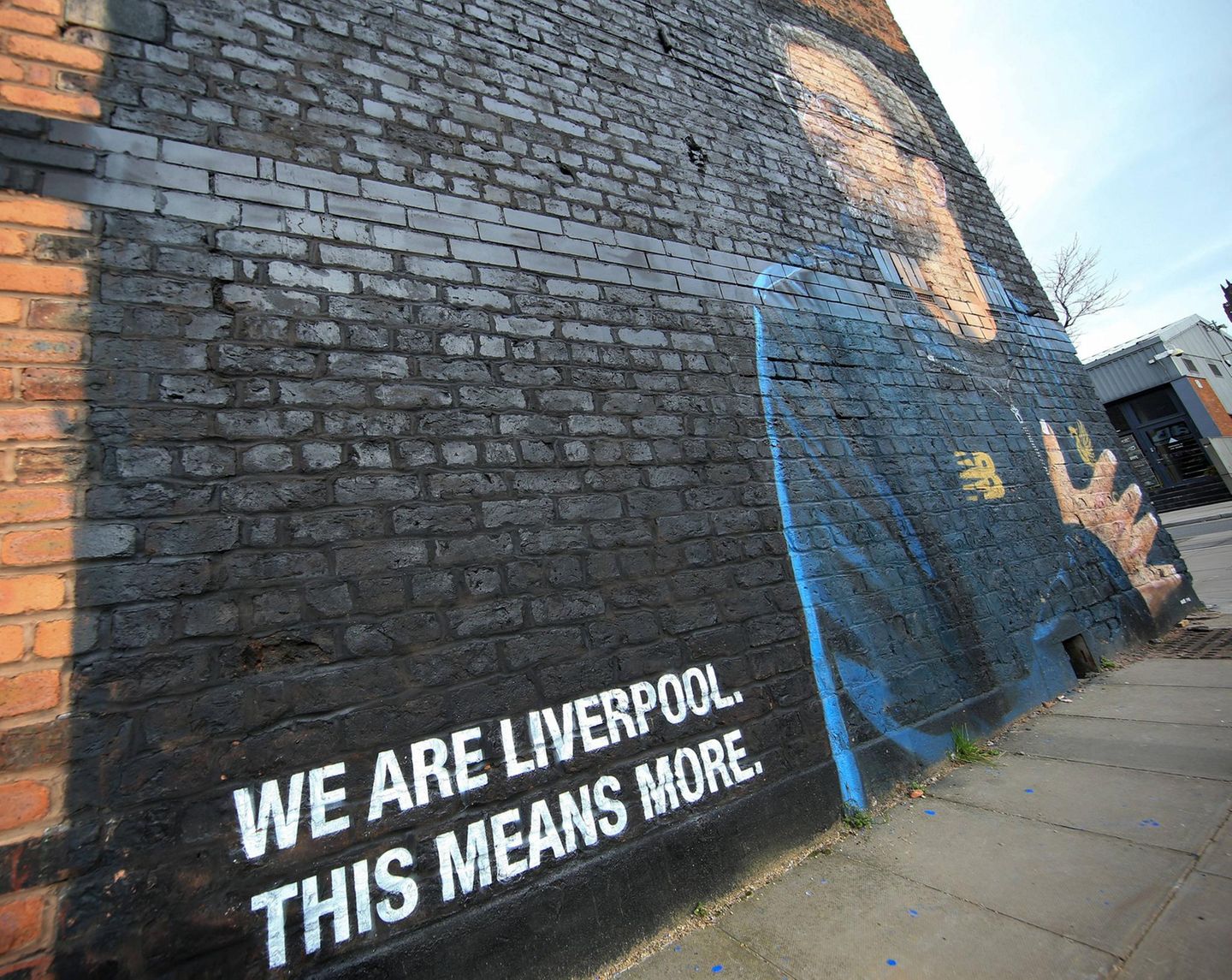 Was Klopp der Stadt bedeutet, erzählt auch die Geschichte hinter diesem Wandbild. Angebracht wurde es an der Wand eines Motorradhandels – dessen Besitzer Fan des Stadtrivalen Everton FC ist. Klopp aber ist auch über den Verein hinaus in der Stadt und der Premier League beliebt.