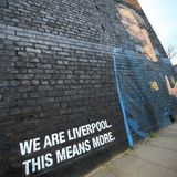 Was Klopp der Stadt bedeutet, erzählt auch die Geschichte hinter diesem Wandbild. Angebracht wurde es an der Wand eines Motorradhandels – dessen Besitzer Fan des Stadtrivalen Everton FC ist. Klopp aber ist auch über den Verein hinaus in der Stadt und der Premier League beliebt.