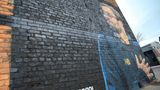 Was Klopp der Stadt bedeutet, erzählt auch die Geschichte hinter diesem Wandbild. Angebracht wurde es an der Wand eines Motorradhandels – dessen Besitzer Fan des Stadtrivalen Everton FC ist. Klopp aber ist auch über den Verein hinaus in der Stadt und der Premier League beliebt.