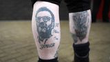 Eine Liebe, die unter die Haut geht: Klopp ist auch auf den Beinen und anderen Körperteilen von Liverpool-Fans verewigt. Dieses Tattoo ziert den Verweis auf  Klopps Spitznamen "The normal one" sowie "YNWA" – der Stadionhymne "You'll never walk alone", die vor jeder Partie an der Anfield Road gesungen wird.