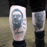 Eine Liebe, die unter die Haut geht: Klopp ist auch auf den Beinen und anderen Körperteilen von Liverpool-Fans verewigt. Dieses Tattoo ziert den Verweis auf  Klopps Spitznamen "The normal one" sowie "YNWA" – der Stadionhymne "You'll never walk alone", die vor jeder Partie an der Anfield Road gesungen wird.
