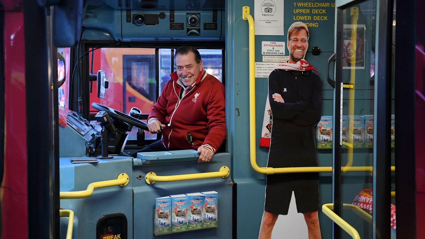 Klopp ist in Liverpool allgegenwärtig: So auch hier als Pappfigur in einem Bus.