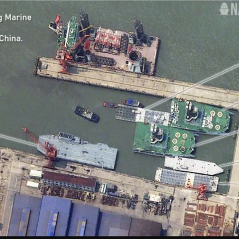 Der graue Drone Carrier liegt am unteren Rand des Beckens