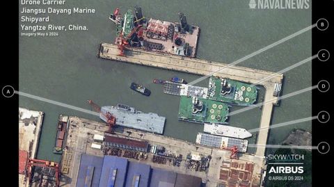 Der graue Drone Carrier liegt am unteren Rand des Beckens