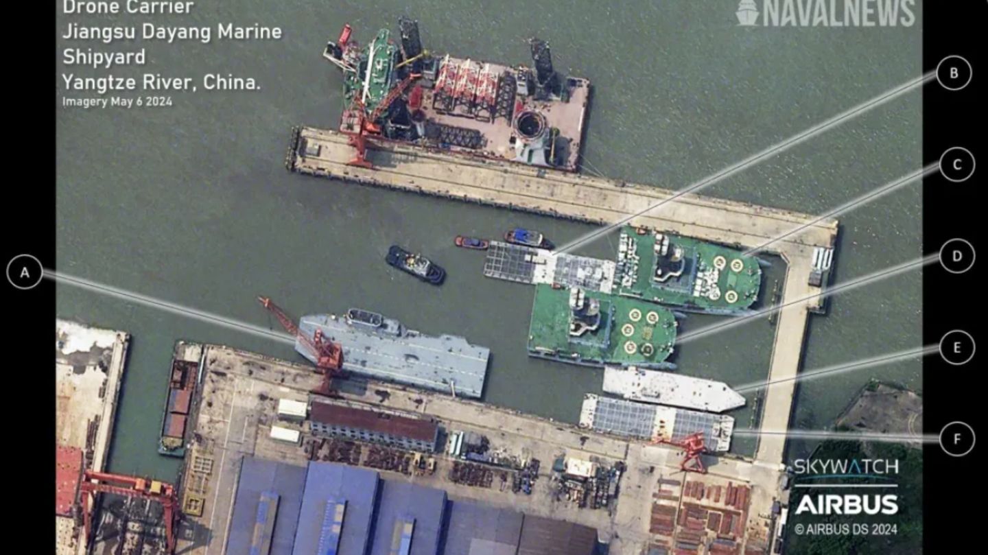 Der graue Drone Carrier liegt am unteren Rand des Beckens